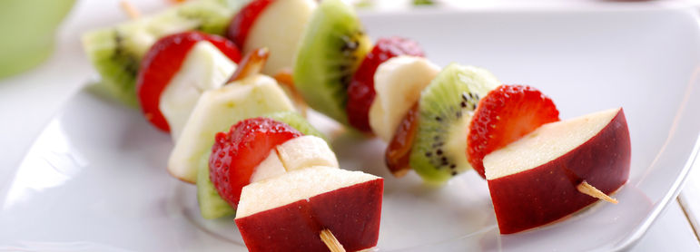 Brochettes de fruits frais Nos recettes sucrées Coeur de pom