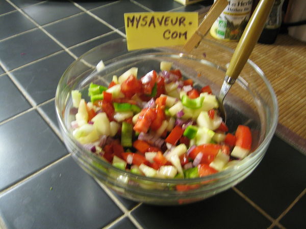 Salade au poivron, concombre et oignon doux - Recette